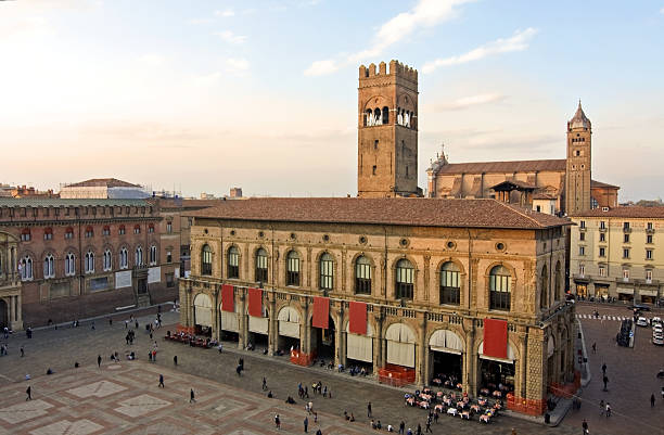 vista da piazza maggiore-bolonha - torre degli asinelli - fotografias e filmes do acervo