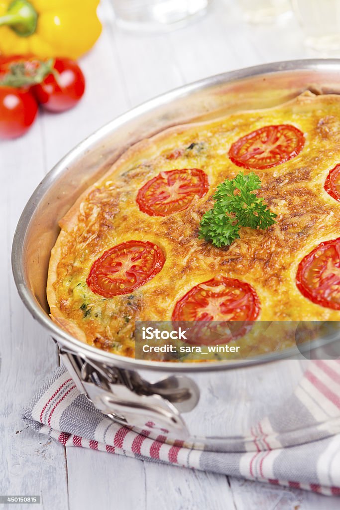 quiche de legumes em uma tela brilhante e rústica mesa - Foto de stock de Almoço royalty-free