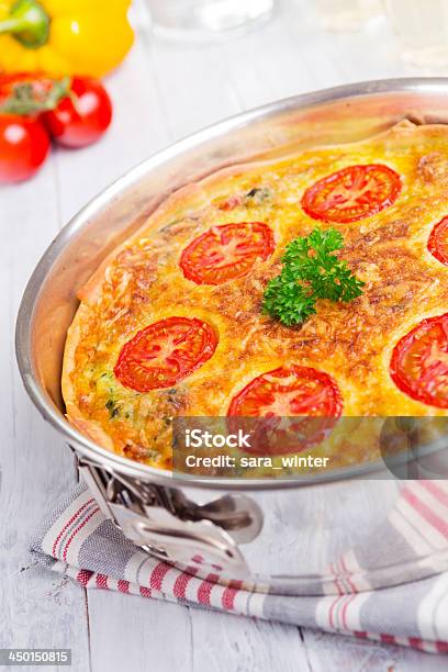 Foto de Quiche De Legumes Em Uma Tela Brilhante E Rústica Mesa e mais fotos de stock de Almoço