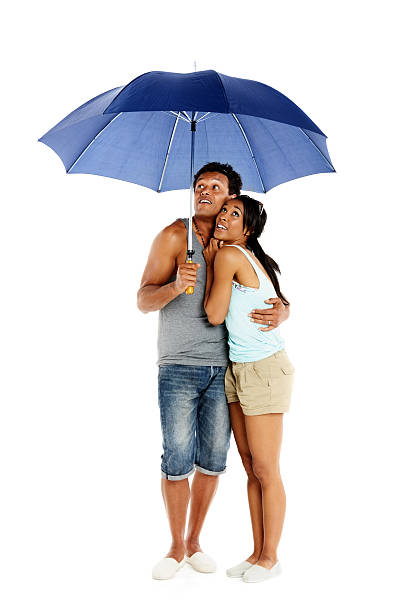 pareja africana bajo una sombrilla mirando hacia arriba - checking for rain fotografías e imágenes de stock