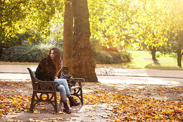 belle fille dans hyde park, à londres - pitchuk2013 photos et images de collection