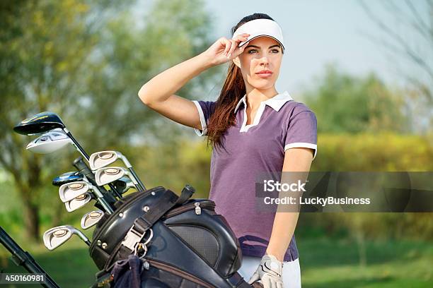 Foto de Mulher Com Equipamento De Golfe e mais fotos de stock de Bolsa - Objeto manufaturado - Bolsa - Objeto manufaturado, Adulto, Assistindo