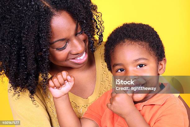 Szczęśliwa Matka I Syn - zdjęcia stockowe i więcej obrazów Żółte tło - Żółte tło, Rodzina, Matka