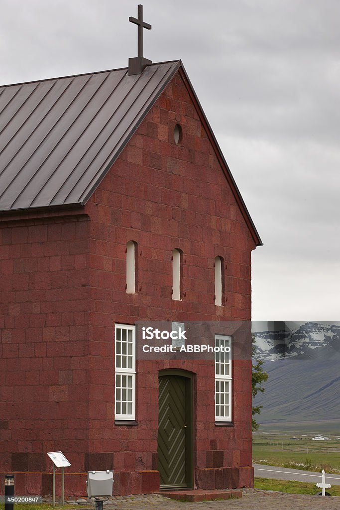 Holar Chiesa, 1763.  Arenaria rossa.  Islanda del Nord. - Foto stock royalty-free di Ambientazione esterna