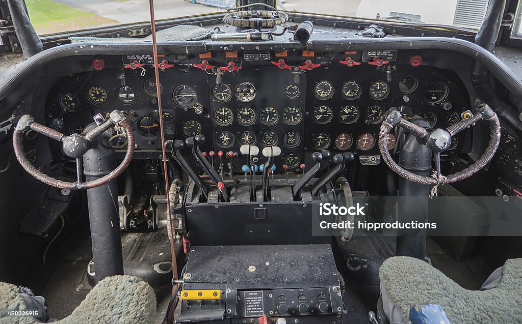 Cabina de mando del avión vintage - Foto de stock de Avión libre de derechos