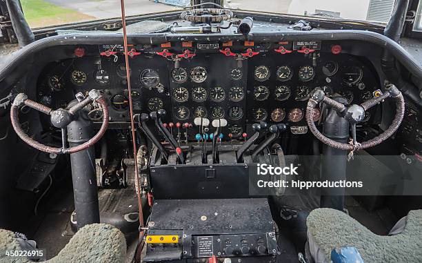 Cockpit De Um Avião Vintage - Fotografias de stock e mais imagens de Avião - Avião, Instrumento Musical, Painel de Controlo