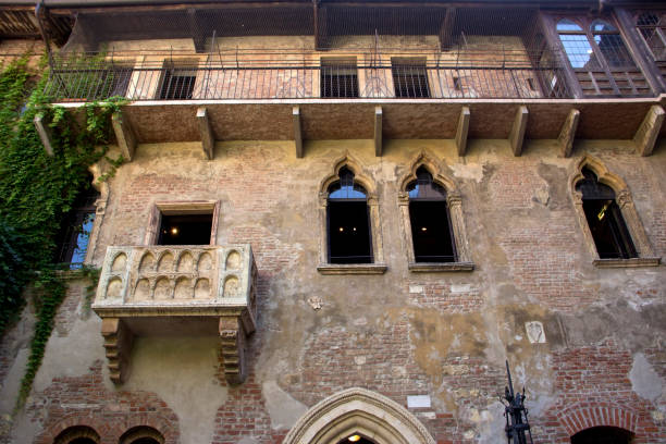 la asamblea de julia en verona - capulet fotografías e imágenes de stock