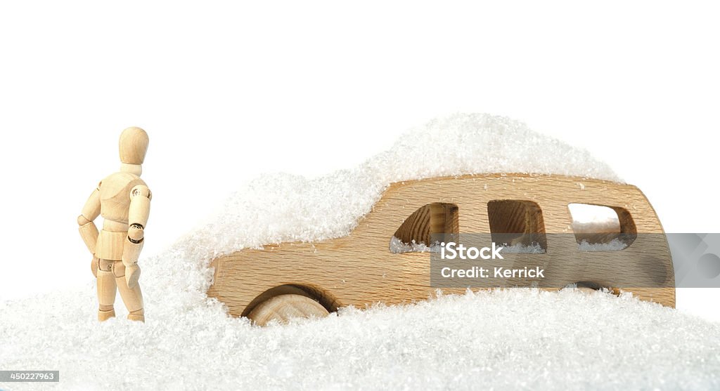 Hölzerne Kleiderpuppe Sie das Auto in einer Menge Schnee - Lizenzfrei Auto Stock-Foto