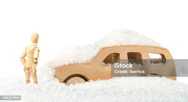 Hölzerne Kleiderpuppe Sie Das Auto In Einer Menge Schnee Stockfoto und mehr Bilder von Auto