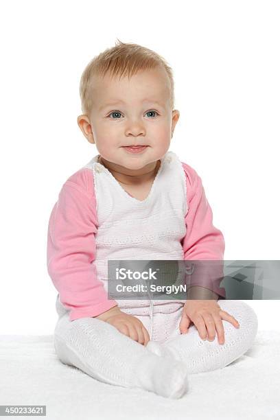 笑顔のベビーガールホワイト - ベッドのストックフォトや画像を多数ご用意 - ベッド, 座る, 赤ちゃん