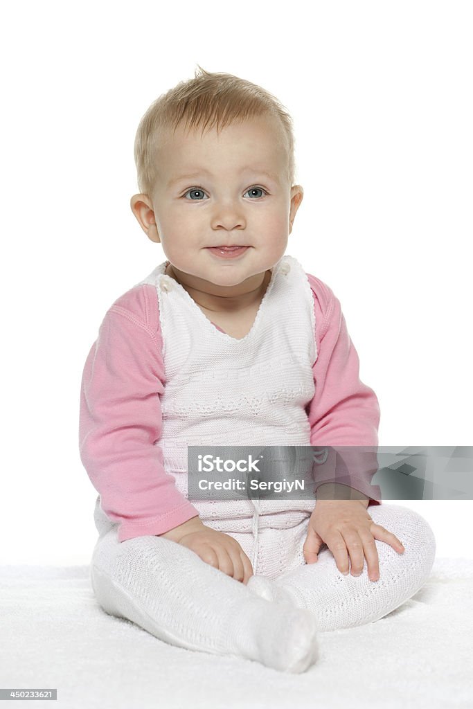 Улыбающегося ребенка Девушка на белом - Стоковые фото Кровать роялти-фри