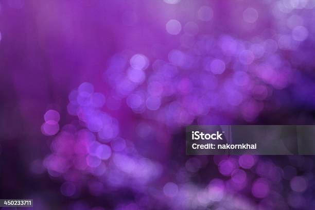 Абстрактный Фиолетовый Фон — стоковые фотографии и другие картинки Ёлочная гирлянда - Ёлочная гирлянда, Абстрактный, Без людей