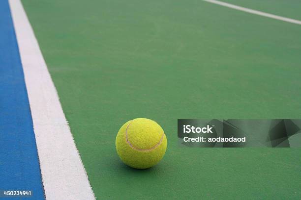 Tennis Ball Stockfoto und mehr Bilder von Aktivitäten und Sport - Aktivitäten und Sport, Am Rand, Blau