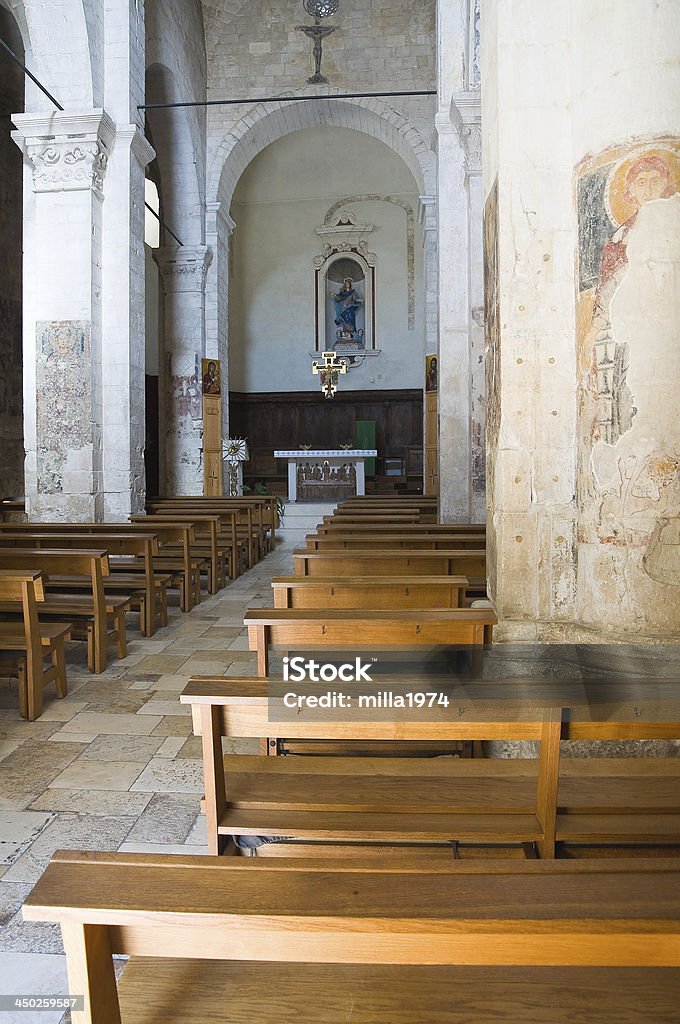 Igreja de Santa Maria Maggiore.  Monte de Sant'Angelo.  Puglia.  Itália. - Foto de stock de Aldeia royalty-free