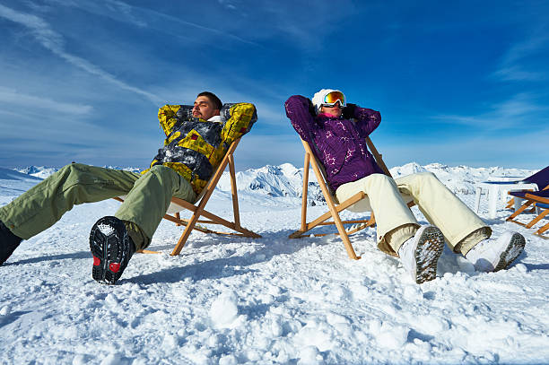 アプレススキーの山々 - snow skiing apres ski couple ストックフォトと画像