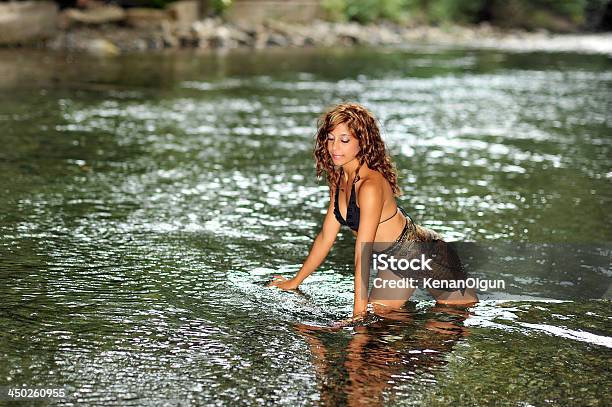 Dziewczyna W Wodzie - zdjęcia stockowe i więcej obrazów Chodzić po wodzie - Położenie - Chodzić po wodzie - Położenie, Dziecko, Dziewczyny