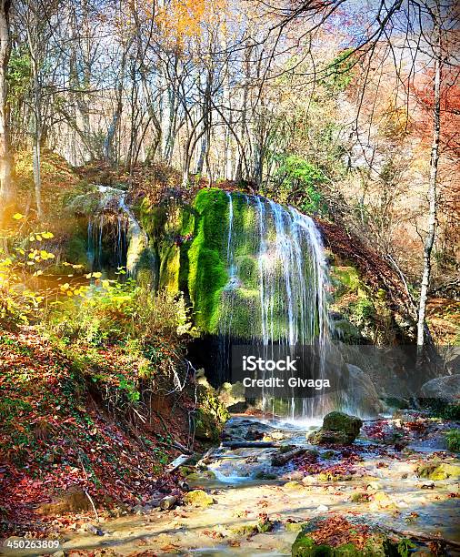 Красивый Водопад — стоковые фотографии и другие картинки Вертикальный - Вертикальный, Ветвь - часть растения, Вода