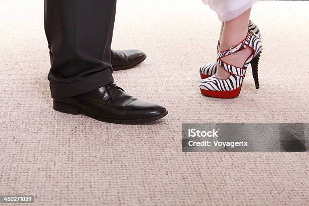 Foto de Casamento Do Casal Pernas Do Noivo E A Noiva e mais fotos de stock de Abraçar - Abraçar, Adulto, Amor