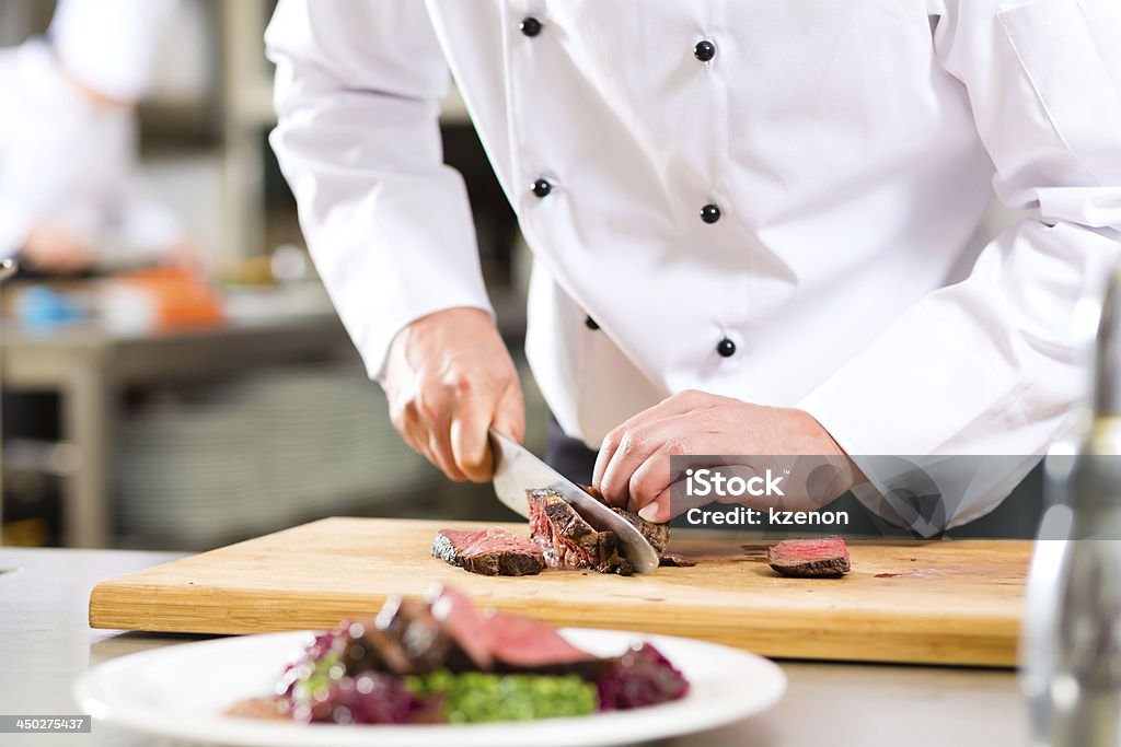 Küchenchef in restaurant kitchen Essen zubereiten - Lizenzfrei Kochberuf Stock-Foto