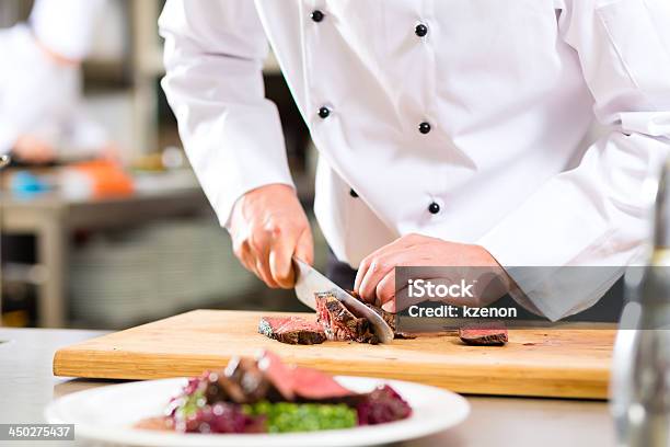 Küchenchef In Restaurant Kitchen Essen Zubereiten Stockfoto und mehr Bilder von Kochberuf - Kochberuf, Steak, Garkochen
