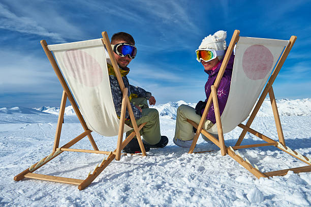 アプレススキーの山々 - snow skiing apres ski couple ストックフォトと画像