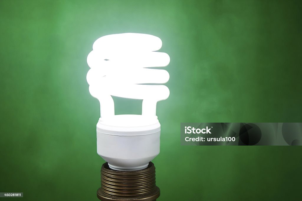 Fluorescent ampoule électrique sur fond vert - Photo de Ampoule électrique libre de droits