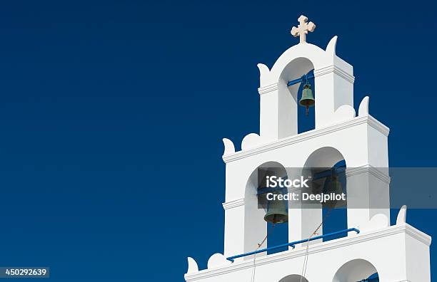 Campanile Sullisola Di Santorini Grecia - Fotografie stock e altre immagini di Ambientazione esterna - Ambientazione esterna, Bianco, Campanile