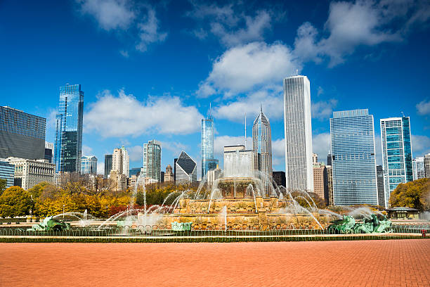 Chicago Illinois skyline Chicago cityscape from the Clarence Buckingham Memorial Fountain in Illinois USA millennium park chicago stock pictures, royalty-free photos & images