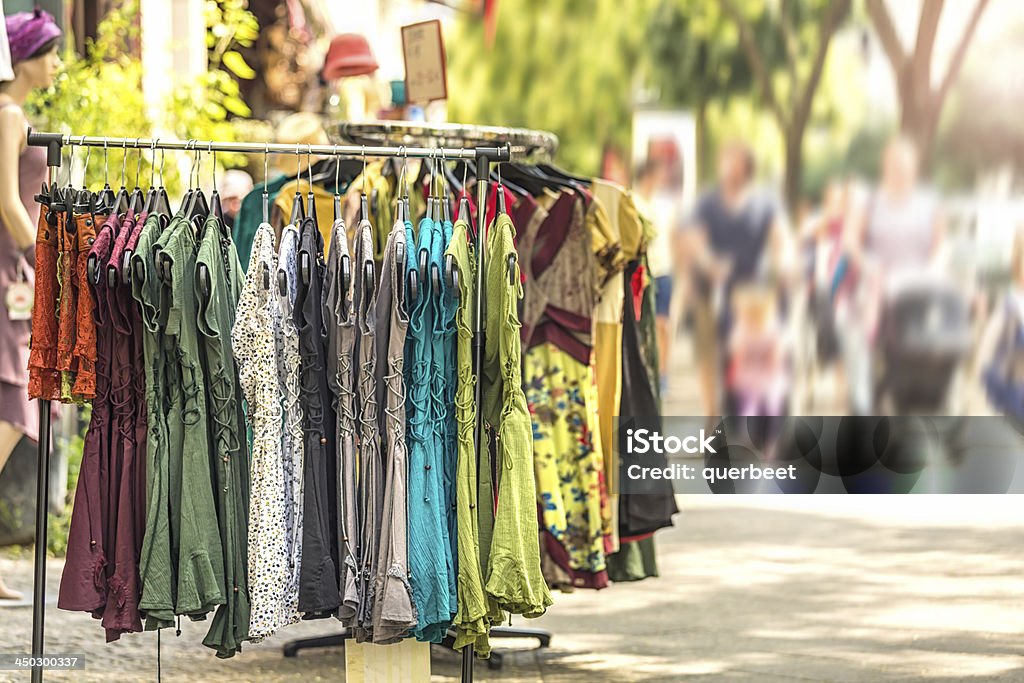 Kleidung auf einem outdoor-Markt - Lizenzfrei Flohmarkt Stock-Foto