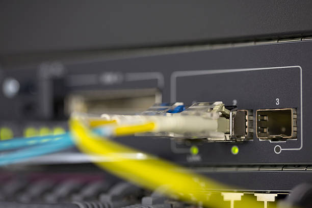 serveurs center - data network server center fiber optic photos et images de collection