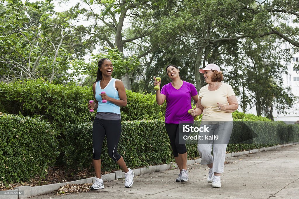 Trois diversité de femmes jogging dans un parc - Photo de Marcher libre de droits