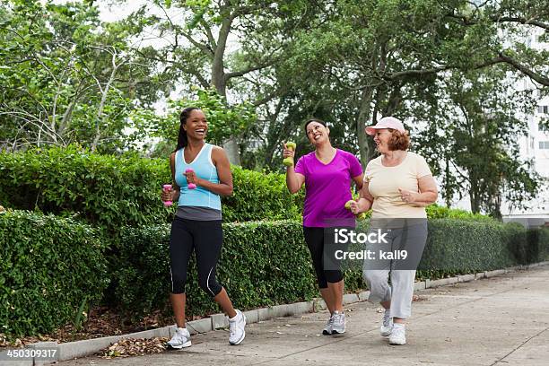 Photo libre de droit de Trois Diversité De Femmes Jogging Dans Un Parc banque d'images et plus d'images libres de droit de Marcher - Marcher, Amitié, Femmes