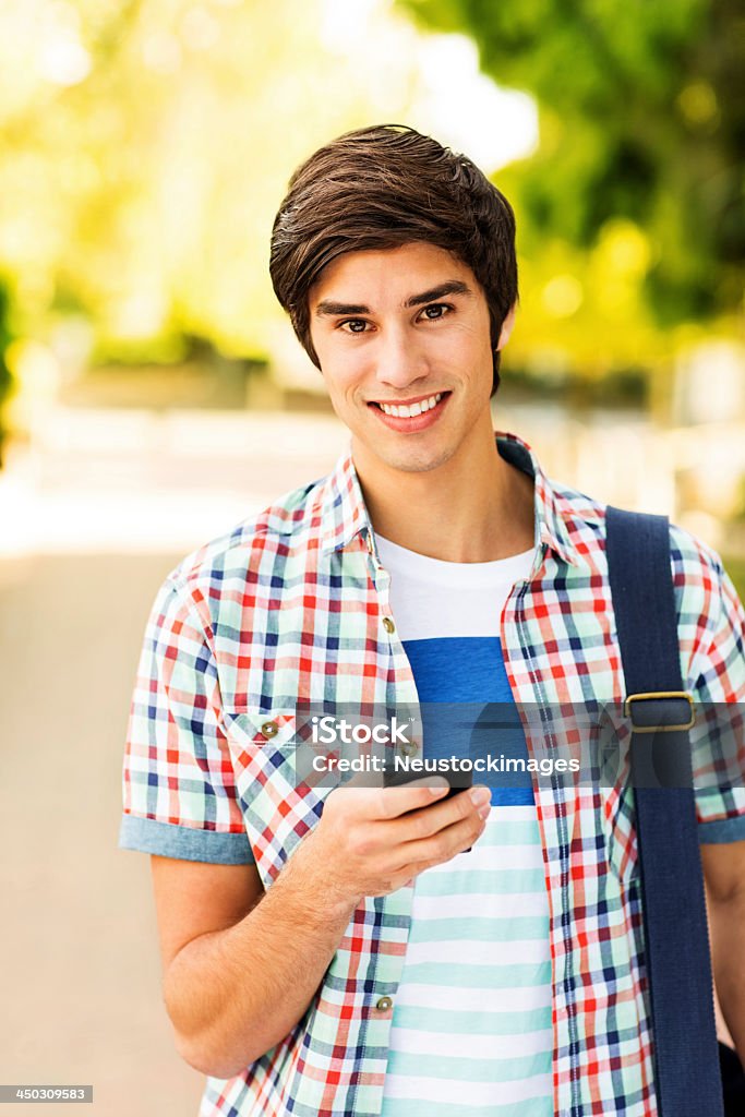 Fiducioso studente adolescente con smartphone al Campus - Foto stock royalty-free di 16-17 anni