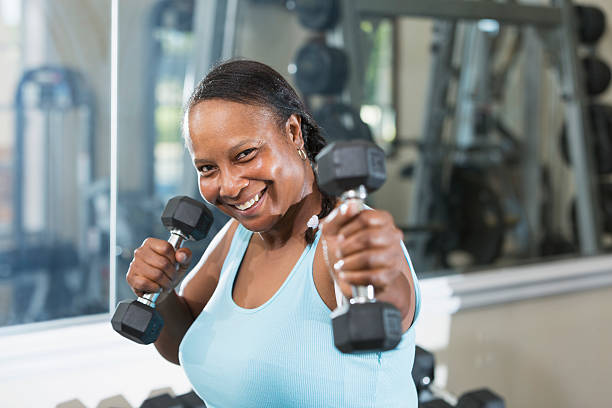 熟年女性のジム - gym women inside of exercising ストックフォトと画像