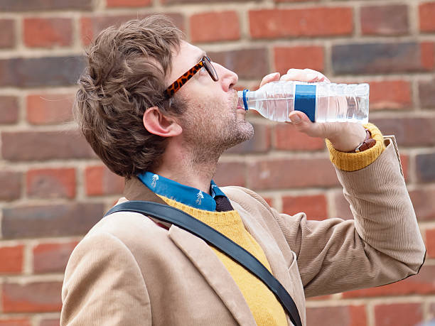 homem bebendo água - pitchuk2013 - fotografias e filmes do acervo