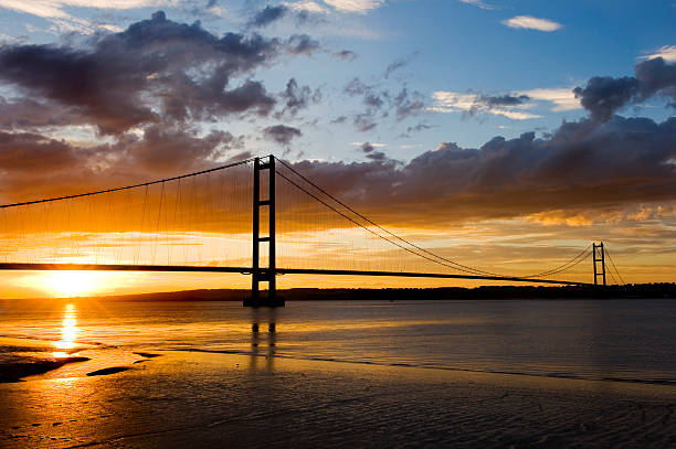 sonnenuntergang über humber-brücke - humber bridge bridge humber river yorkshire stock-fotos und bilder