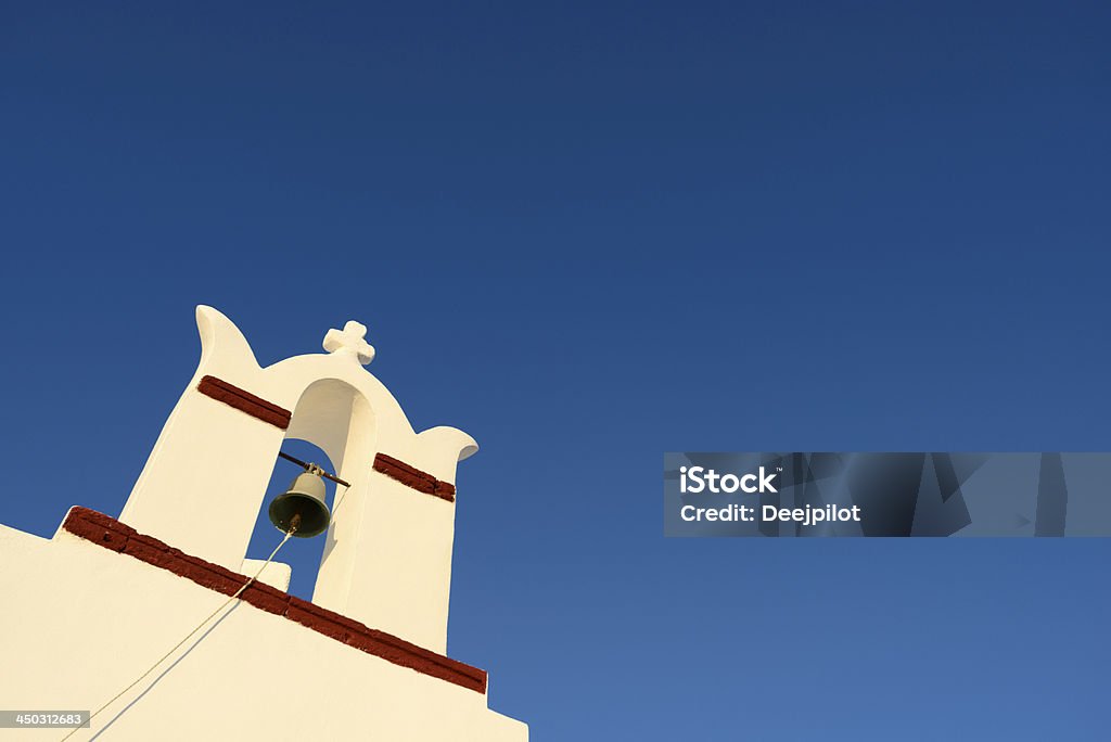 Igreja com torre na ilha de Santorini, Grécia - Foto de stock de Aldeia royalty-free