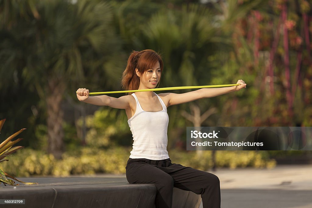 Jovem asiático feminino Adulto estilo de vida saudável com borracha stretch b - Royalty-free Adulto Foto de stock