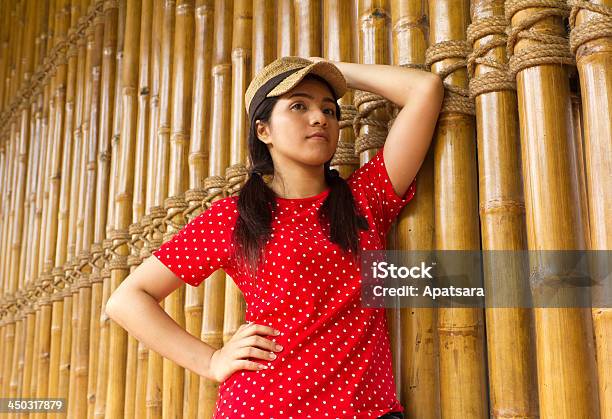 Bellissima Giovane Donna Appoggiato Su Una Parete Di Bambù - Fotografie stock e altre immagini di 20-24 anni