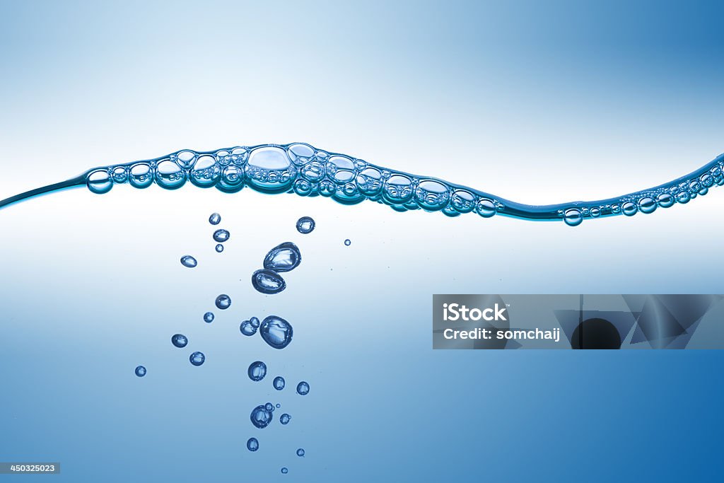 Fala wody na niebieskim tle - Zbiór zdjęć royalty-free (Bańka)
