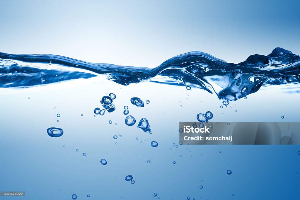 Fala wody na niebieskim tle - Zbiór zdjęć royalty-free (Bańka)