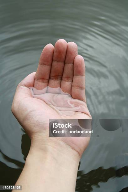 Mano Contacto De Agua Foto de stock y más banco de imágenes de Agarrar - Agarrar, Agua, Aire libre