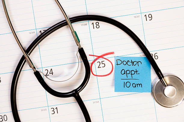 cuidados de saúde: médico nota de lembrete de compromisso do calendário. - appointment reminder doctor calendar imagens e fotografias de stock