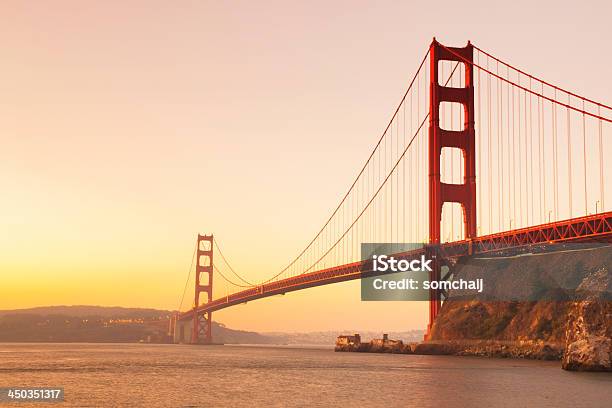 Foto de Ponte Golden Gate No Pôrdosol e mais fotos de stock de Arquitetura - Arquitetura, Azul, Aço