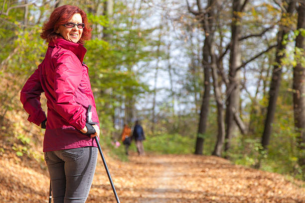 sportive mujer linda nórdica caminar otoño campo a través de - middle human age leaf tree fotografías e imágenes de stock