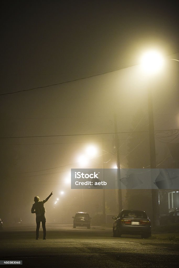 Frau allein in der nebeligen street - Lizenzfrei Nacht Stock-Foto