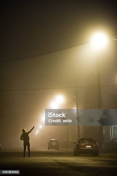 Frau Allein In Der Nebeligen Street Stockfoto und mehr Bilder von Nacht - Nacht, Vorort-Wohnsiedlung, Auto