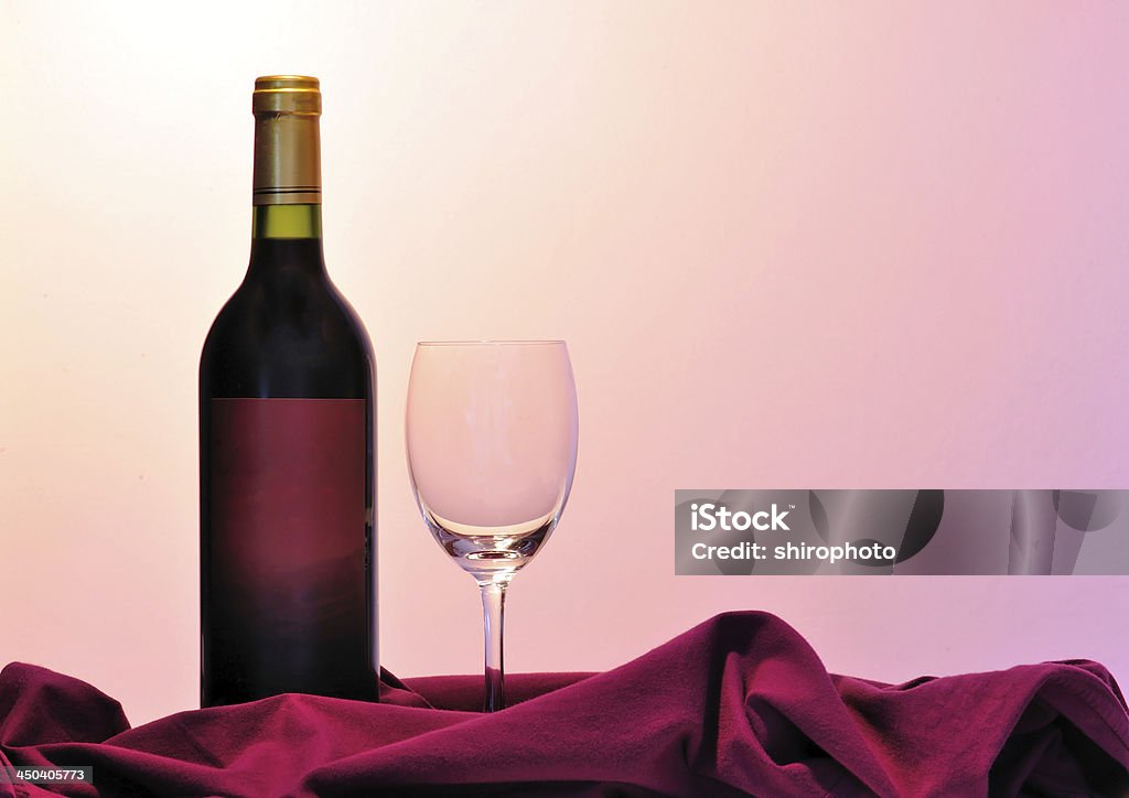 Alcohol botellas de vino - Foto de stock de Alcoholismo libre de derechos