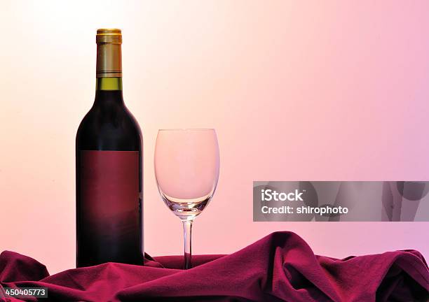 Alcohol Botellas De Vino Foto de stock y más banco de imágenes de Alcoholismo - Alcoholismo, Bar, Bebida alcohólica