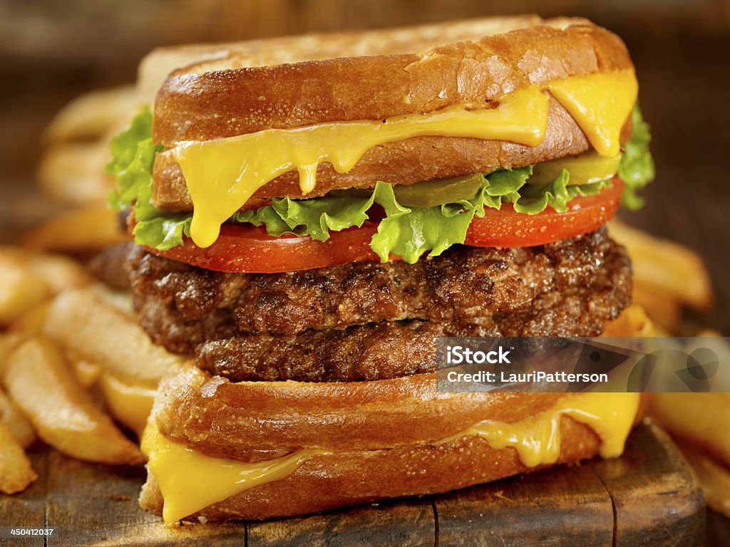 Hamburger un sándwich de queso a la parrilla - Foto de stock de Aderezo libre de derechos